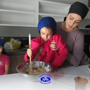 Educação Bilíngue: alunos do Infantil 5 preparam cookies durante a aula