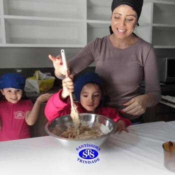 Educação Bilíngue: alunos do Infantil 5 preparam cookies durante a aula