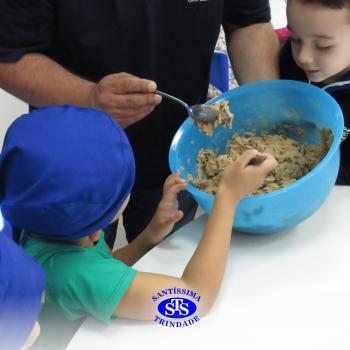 Educação Bilíngue: alunos do Infantil 5 preparam cookies durante a aula