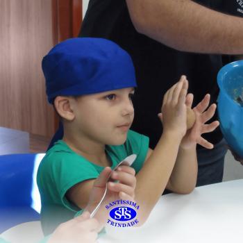 Educação Bilíngue: alunos do Infantil 5 preparam cookies durante a aula