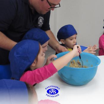 Educação Bilíngue: alunos do Infantil 5 preparam cookies durante a aula