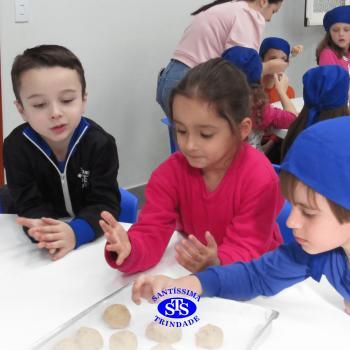 Educação Bilíngue: alunos do Infantil 5 preparam cookies durante a aula