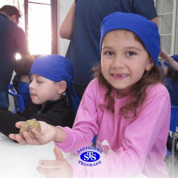 Educação Bilíngue: alunos do Infantil 5 preparam cookies durante a aula