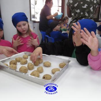 Educação Bilíngue: alunos do Infantil 5 preparam cookies durante a aula