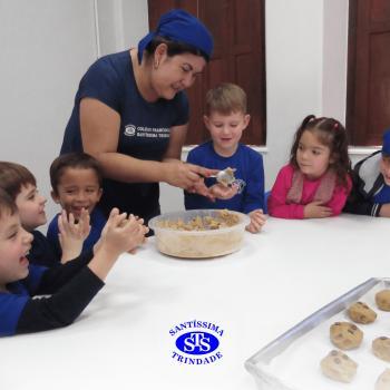 Educação Bilíngue: alunos do Infantil 5 preparam cookies durante a aula
