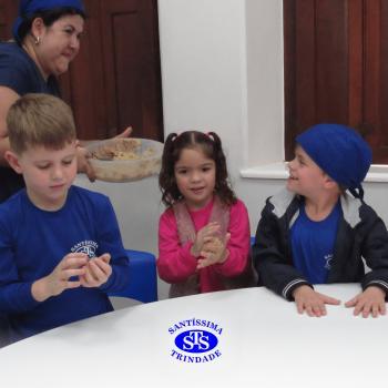 Educação Bilíngue: alunos do Infantil 5 preparam cookies durante a aula
