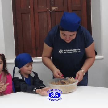Educação Bilíngue: alunos do Infantil 5 preparam cookies durante a aula