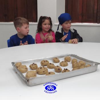Educação Bilíngue: alunos do Infantil 5 preparam cookies durante a aula