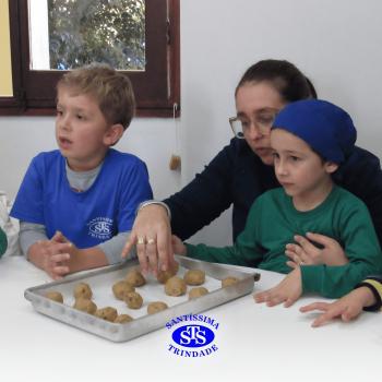 Educação Bilíngue: alunos do Infantil 5 preparam cookies durante a aula