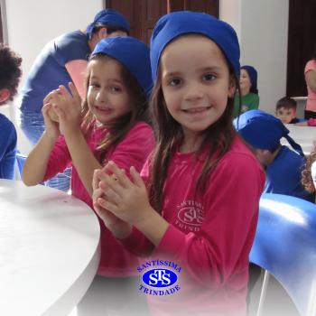Educação Bilíngue: alunos do Infantil 5 preparam cookies durante a aula