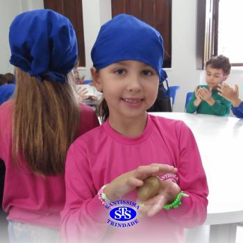 Educação Bilíngue: alunos do Infantil 5 preparam cookies durante a aula