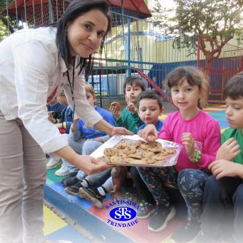 Educação Bilíngue: alunos do Infantil 5 preparam cookies durante a aula