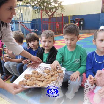 Educação Bilíngue: alunos do Infantil 5 preparam cookies durante a aula