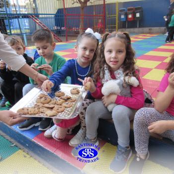 Educação Bilíngue: alunos do Infantil 5 preparam cookies durante a aula