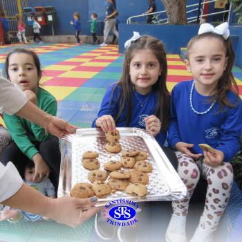 Educação Bilíngue: alunos do Infantil 5 preparam cookies durante a aula
