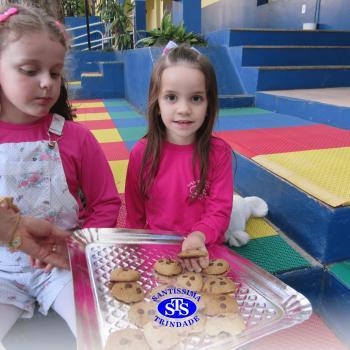 Educação Bilíngue: alunos do Infantil 5 preparam cookies durante a aula