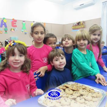 Educação Bilíngue: alunos do Infantil 5 preparam cookies durante a aula