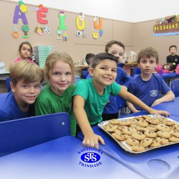 Educação Bilíngue: alunos do Infantil 5 preparam cookies durante a aula