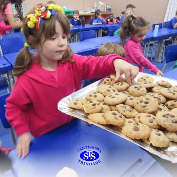 Educação Bilíngue: alunos do Infantil 5 preparam cookies durante a aula