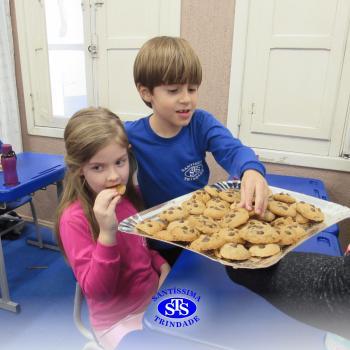 Educação Bilíngue: alunos do Infantil 5 preparam cookies durante a aula
