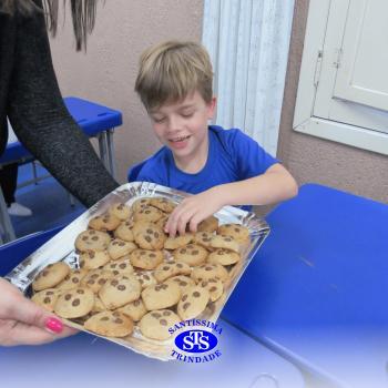 Educação Bilíngue: alunos do Infantil 5 preparam cookies durante a aula