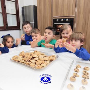 Educação Bilíngue: alunos do Infantil 5 preparam cookies durante a aula