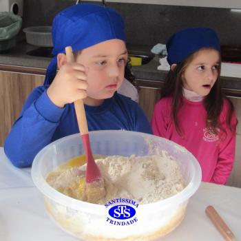 Educação Bilíngue: alunos do Infantil 5 preparam cookies durante a aula