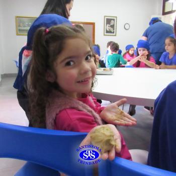 Educação Bilíngue: alunos do Infantil 5 preparam cookies durante a aula