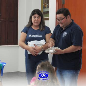 Educação Bilíngue: alunos do Infantil 5 preparam cookies durante a aula
