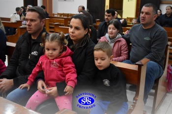 Famílias reunidas em oração