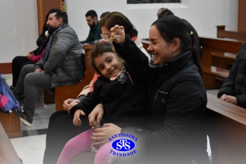 Famílias reunidas em oração