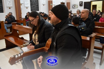 Famílias reunidas em oração