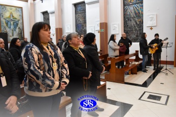 Famílias reunidas em oração