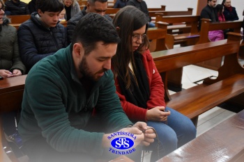 Famílias reunidas em oração