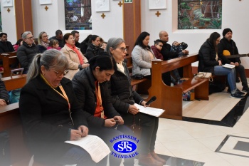 Famílias reunidas em oração