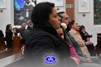 Famílias reunidas em oração