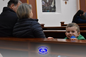 Famílias reunidas em oração