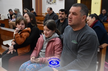 Famílias reunidas em oração