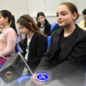 Apresentação de telejornal desenvolve habilidades de comunicação e confiança | 5º ano