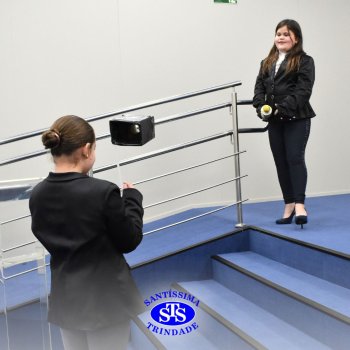 Apresentação de telejornal desenvolve habilidades de comunicação e confiança | 5º ano