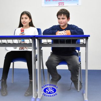 Apresentação de telejornal desenvolve habilidades de comunicação e confiança | 5º ano