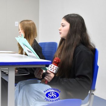 Apresentação de telejornal desenvolve habilidades de comunicação e confiança | 5º ano