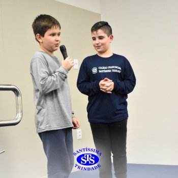 Apresentação de telejornal desenvolve habilidades de comunicação e confiança | 5º ano