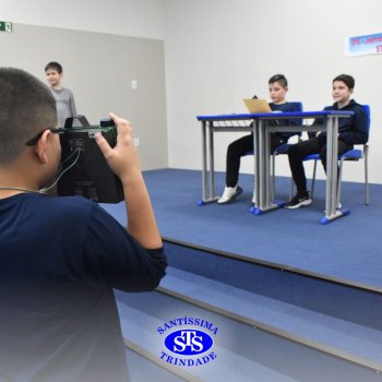 Apresentação de telejornal desenvolve habilidades de comunicação e confiança | 5º ano