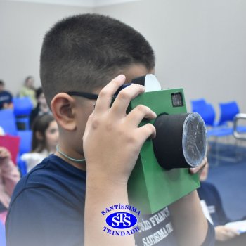 Apresentação de telejornal desenvolve habilidades de comunicação e confiança | 5º ano