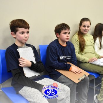 Apresentação de telejornal desenvolve habilidades de comunicação e confiança | 5º ano
