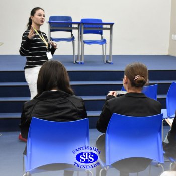 Apresentação de telejornal desenvolve habilidades de comunicação e confiança | 5º ano
