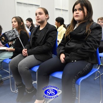 Apresentação de telejornal desenvolve habilidades de comunicação e confiança | 5º ano