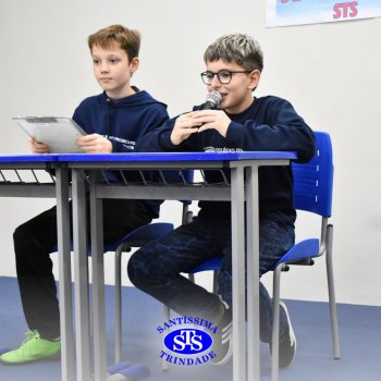Apresentação de telejornal desenvolve habilidades de comunicação e confiança | 5º ano