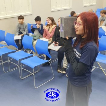 Apresentação de telejornal desenvolve habilidades de comunicação e confiança | 5º ano